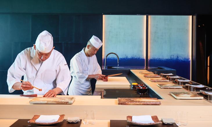 KIRO chef preparing sushi